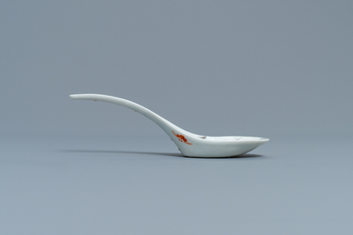 Une grande cuill&egrave;re en porcelaine de Chine famille rose, marque et &eacute;poque de Daoguang