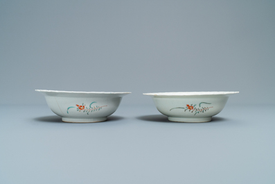 A pair of Japanese Arita Kakiemon-style bowls with boys, Edo, 18/19th C.