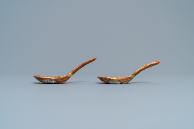 Une paire de cuill&egrave;res en porcelaine de Chine Bencharong pour le march&eacute; thai, 19&egrave;me