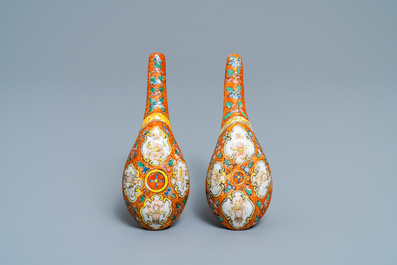 Une paire de cuill&egrave;res en porcelaine de Chine Bencharong pour le march&eacute; thai, 19&egrave;me
