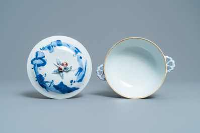 Un bol couvert en porcelaine de Chine en bleu, blanc et rouge, marque de Chenghua, Kangxi