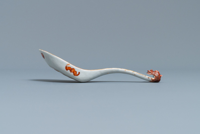 Une grande cuill&egrave;re en porcelaine de Chine famille rose &agrave; d&eacute;cor 'neuf p&ecirc;ches', marque et &eacute;poque de Guangxu