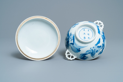 Un bol couvert en porcelaine de Chine en bleu, blanc et rouge, marque de Chenghua, Kangxi
