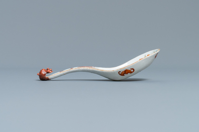 Une grande cuill&egrave;re en porcelaine de Chine famille rose &agrave; d&eacute;cor 'neuf p&ecirc;ches', marque et &eacute;poque de Guangxu