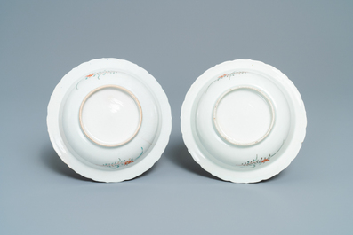 A pair of Japanese Arita Kakiemon-style bowls with boys, Edo, 18/19th C.