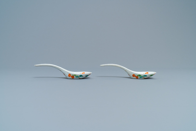 Een paar Chinese polychrome lepels met perziken, Jiaqing merk en periode
