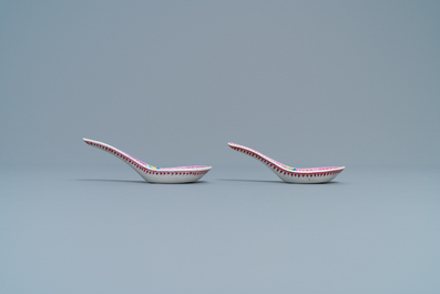 A pair of Chinese Thai market Bencharong spoons, 19th C.