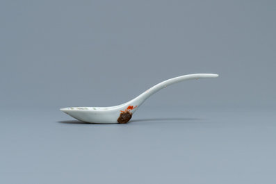 Une grande cuill&egrave;re en porcelaine de Chine famille rose, marque et &eacute;poque de Daoguang
