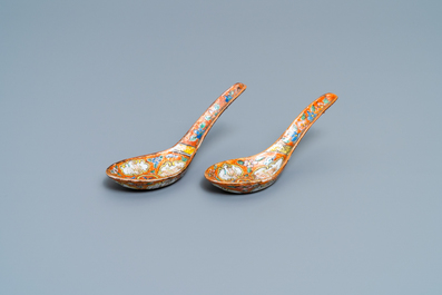 Une paire de cuill&egrave;res en porcelaine de Chine Bencharong pour le march&eacute; thai, 19&egrave;me