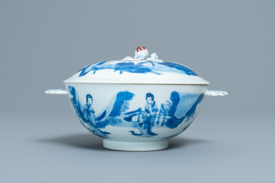 Un bol couvert en porcelaine de Chine en bleu, blanc et rouge, marque de Chenghua, Kangxi