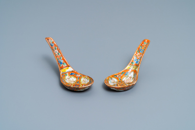 Une paire de cuill&egrave;res en porcelaine de Chine Bencharong pour le march&eacute; thai, 19&egrave;me