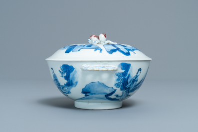 Un bol couvert en porcelaine de Chine en bleu, blanc et rouge, marque de Chenghua, Kangxi