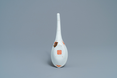 Une grande cuill&egrave;re en porcelaine de Chine famille rose, marque et &eacute;poque de Daoguang