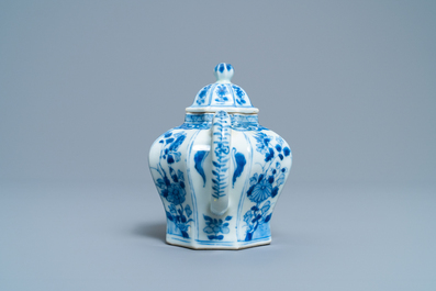 Een Chinese blauw-witte theepot met deksel, Kangxi