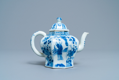 Een Chinese blauw-witte theepot met deksel, Kangxi