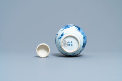 Un pot couvert en porcelaine de Chine en bleu et blanc, marque de Chenghua, Kangxi