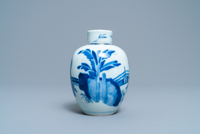 Un pot couvert en porcelaine de Chine en bleu et blanc, marque de Chenghua, Kangxi