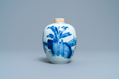 Un pot couvert en porcelaine de Chine en bleu et blanc, marque de Chenghua, Kangxi