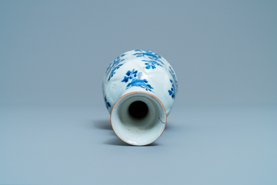 Une base de narguil&eacute; en porcelaine de Chine en bleu et blanc, Kangxi