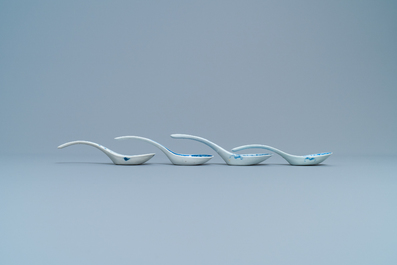 Vier Chinese blauw-witte lepels, 19/20e eeuw