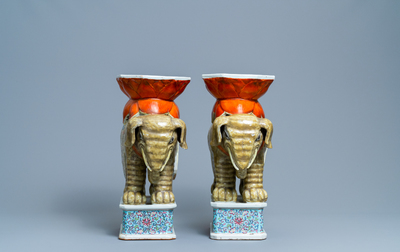 Une paire de tabourets en porcelaine de Chine famille rose en forme d'&eacute;l&eacute;phant, 19/20&egrave;me