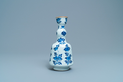 Une base de narguil&eacute; en porcelaine de Chine en bleu et blanc, Kangxi