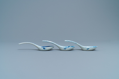 Five Chinese blue and white spoons, 19th C.