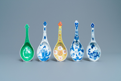 Vijf grote Chinese blauw-witte, monochroom groene en famille rose lepels, 19/20e eeuw