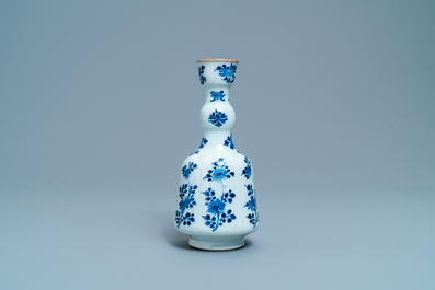 Une base de narguil&eacute; en porcelaine de Chine en bleu et blanc, Kangxi