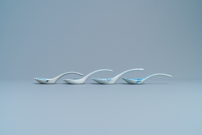 Vier Chinese blauw-witte lepels, 19/20e eeuw