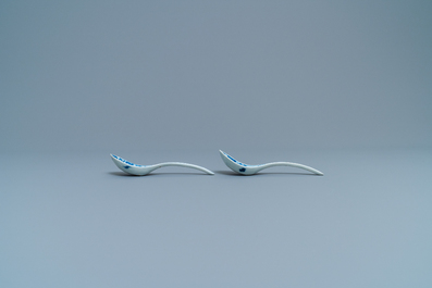 Five Chinese blue and white spoons, 19th C.