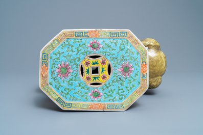 Une paire de tabourets en porcelaine de Chine famille rose en forme d'&eacute;l&eacute;phant, 19/20&egrave;me