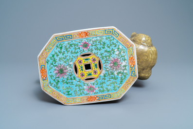 Une paire de tabourets en porcelaine de Chine famille rose en forme d'&eacute;l&eacute;phant, 19/20&egrave;me