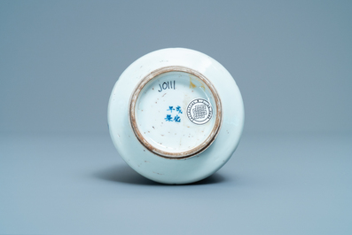 Une base de narguil&eacute; en porcelaine de Chine en bleu et blanc, Kangxi