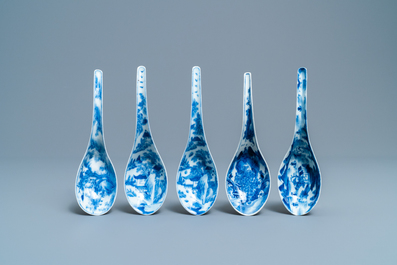 Vijf Chinese blauw-witte lepels met landschappen, 19e eeuw