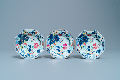 Une paire de vases et six assiettes en porcelaine de Chine famille rose &agrave; d&eacute;cor 'feuille de tabac', Qianlong