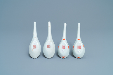 Deux paires de cuill&egrave;res en porcelaine de Chine, dont une marque et &eacute;poque de Daoguang