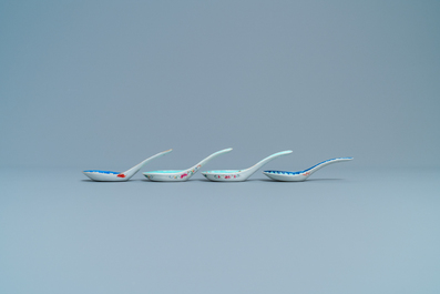 Vier Chinese lepels met turquoise en blauwe fondkleur, 19/20e eeuw