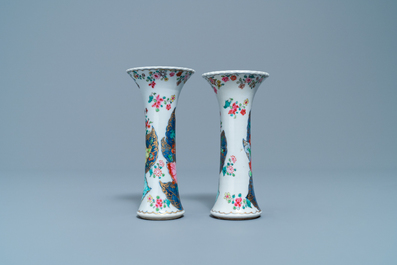 Une paire de vases et six assiettes en porcelaine de Chine famille rose &agrave; d&eacute;cor 'feuille de tabac', Qianlong