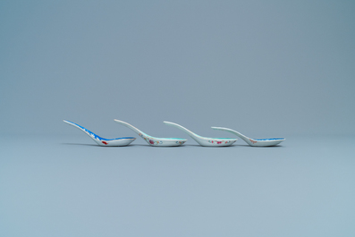 Vier Chinese lepels met turquoise en blauwe fondkleur, 19/20e eeuw