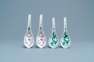 Deux paires de cuill&egrave;res en porcelaine de Chine, dont une marque et &eacute;poque de Daoguang