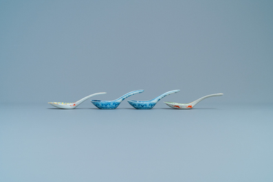 Vier Chinese blauw-witte en famille rose lepels, 19e eeuw