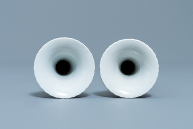 Une paire de vases et six assiettes en porcelaine de Chine famille rose &agrave; d&eacute;cor 'feuille de tabac', Qianlong