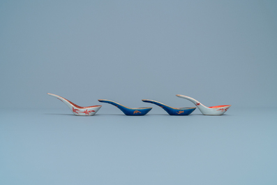 Quatre cuill&egrave;res en porcelaine de Chine monochrome et dor&eacute;, 19/20&egrave;me