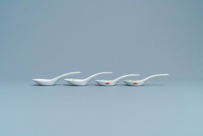 Deux paires de cuill&egrave;res en porcelaine de Chine, dont une marque et &eacute;poque de Daoguang