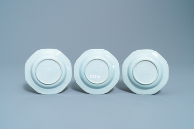 Une paire de vases et six assiettes en porcelaine de Chine famille rose &agrave; d&eacute;cor 'feuille de tabac', Qianlong