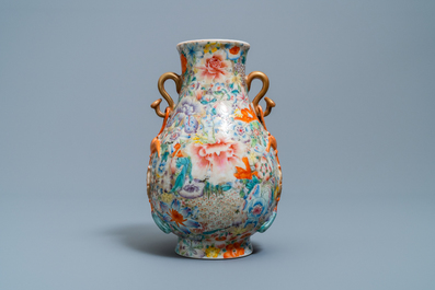 Un vase de forme hu en porcelaine de Chine famille rose &agrave; d&eacute;cor millefleurs, marque de Qianlong, R&eacute;publique
