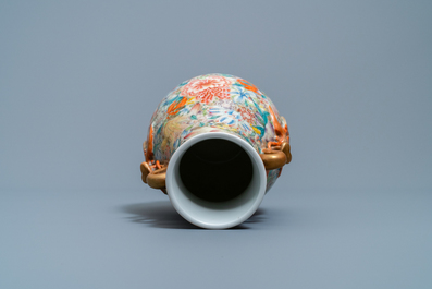 Un vase de forme hu en porcelaine de Chine famille rose &agrave; d&eacute;cor millefleurs, marque de Qianlong, R&eacute;publique