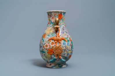 Un vase de forme hu en porcelaine de Chine famille rose &agrave; d&eacute;cor millefleurs, marque de Qianlong, R&eacute;publique