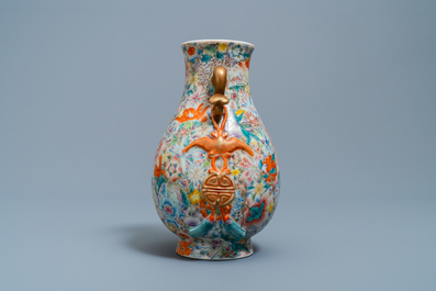 Un vase de forme hu en porcelaine de Chine famille rose &agrave; d&eacute;cor millefleurs, marque de Qianlong, R&eacute;publique